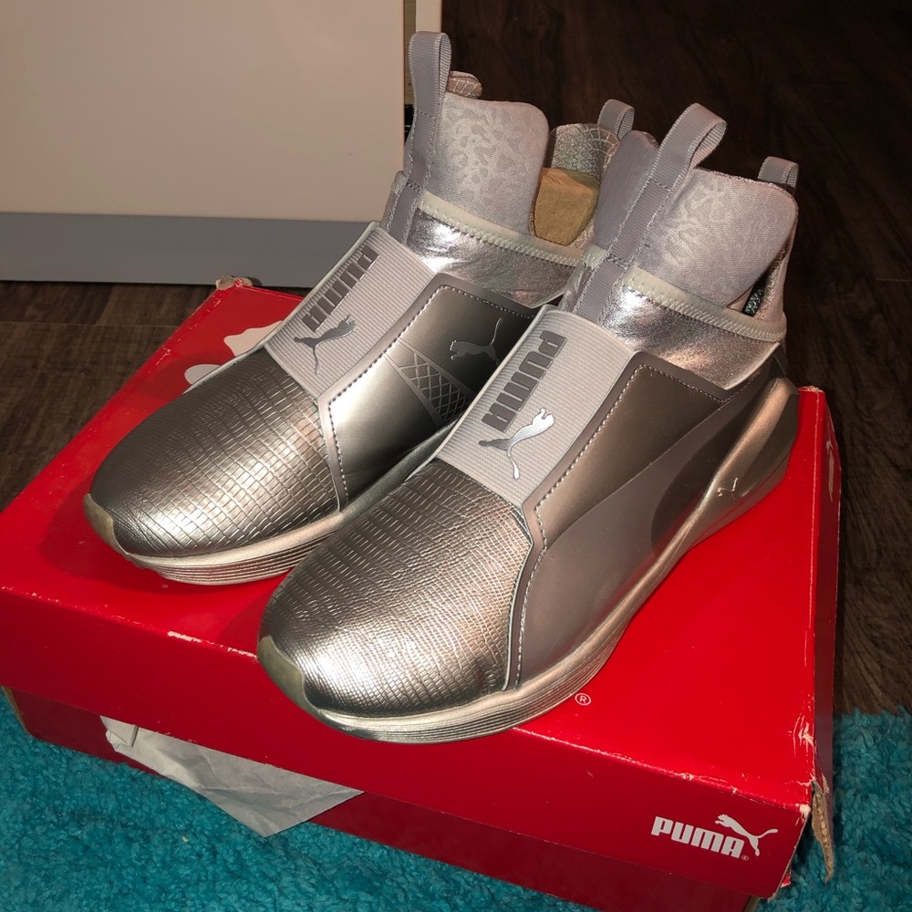 Women’s Lizard-embossed Pumas